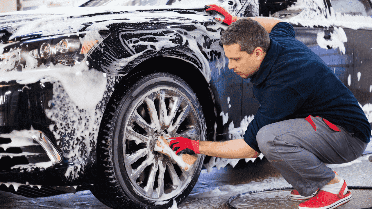 Працівник автомийки TOYOTA